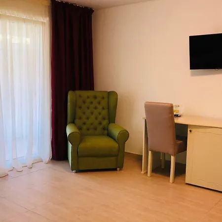 Academy מלון 3*